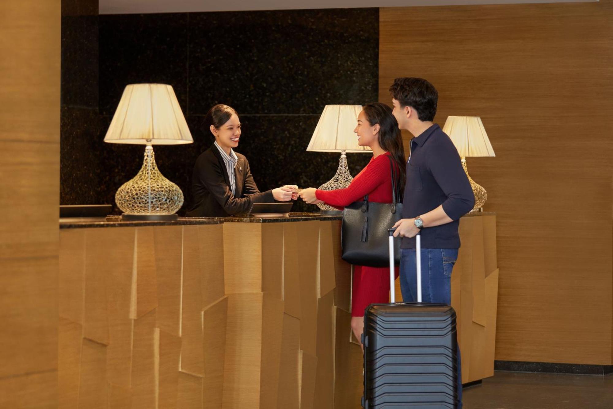 Renaissance Johor Bahru Hotel מראה חיצוני תמונה A hotel receptionist