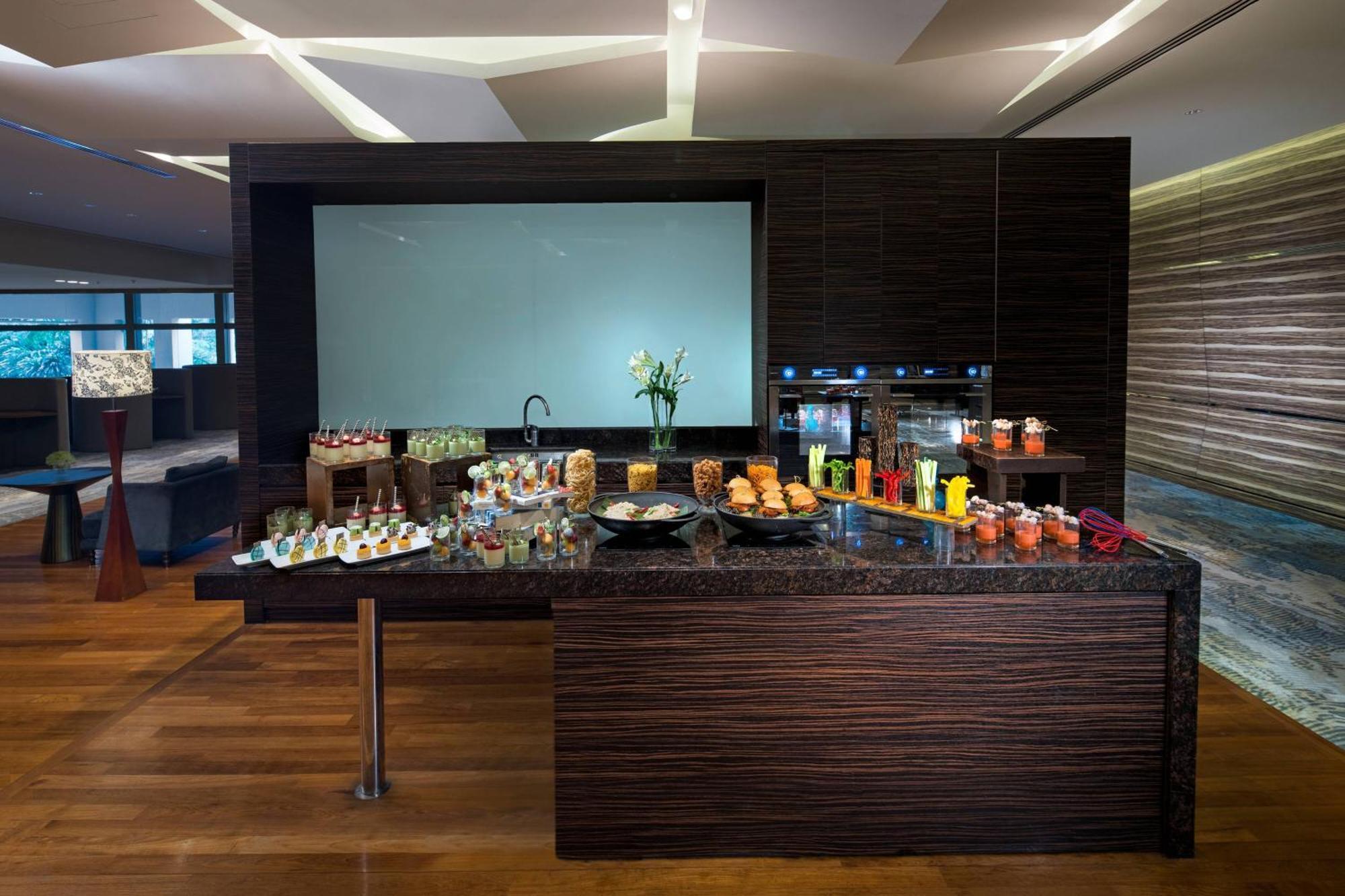 Renaissance Johor Bahru Hotel מראה חיצוני תמונה The buffet at the lounge