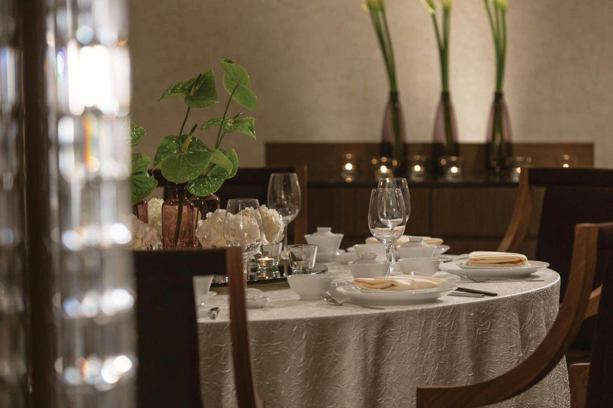 Renaissance Johor Bahru Hotel מראה חיצוני תמונה A table set for dinner