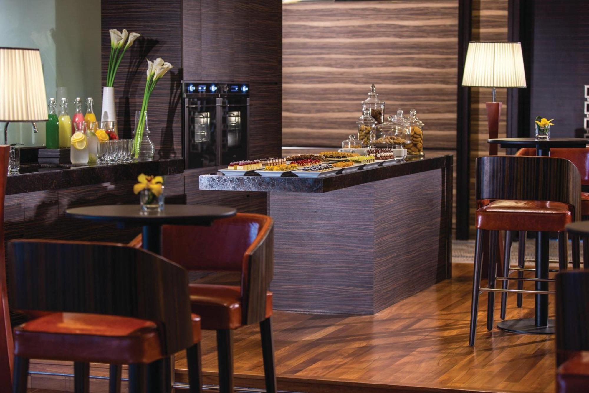 Renaissance Johor Bahru Hotel מראה חיצוני תמונה The Club lounge at Hong Kong International Airport