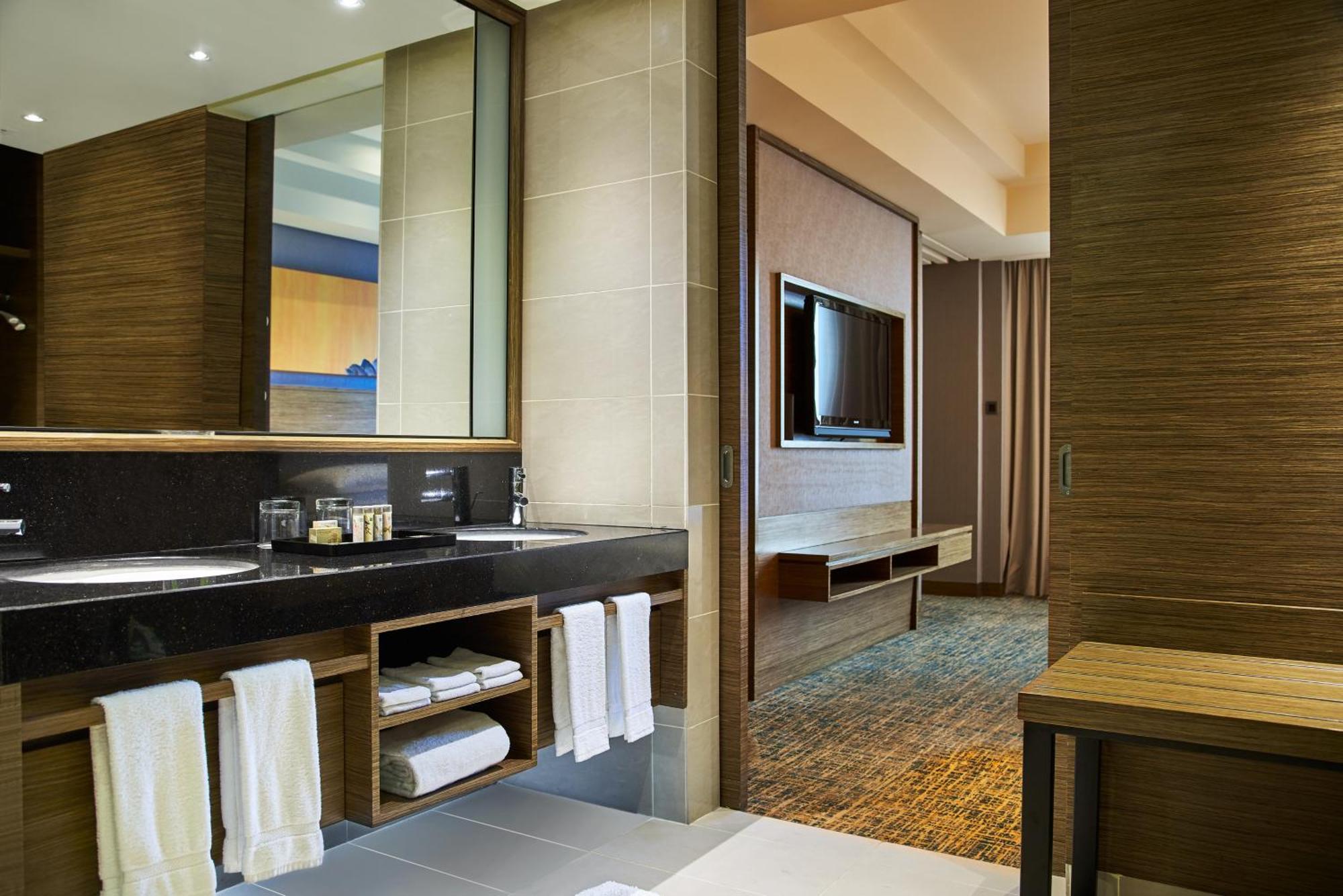 Renaissance Johor Bahru Hotel מראה חיצוני תמונה A bathroom at the hotel