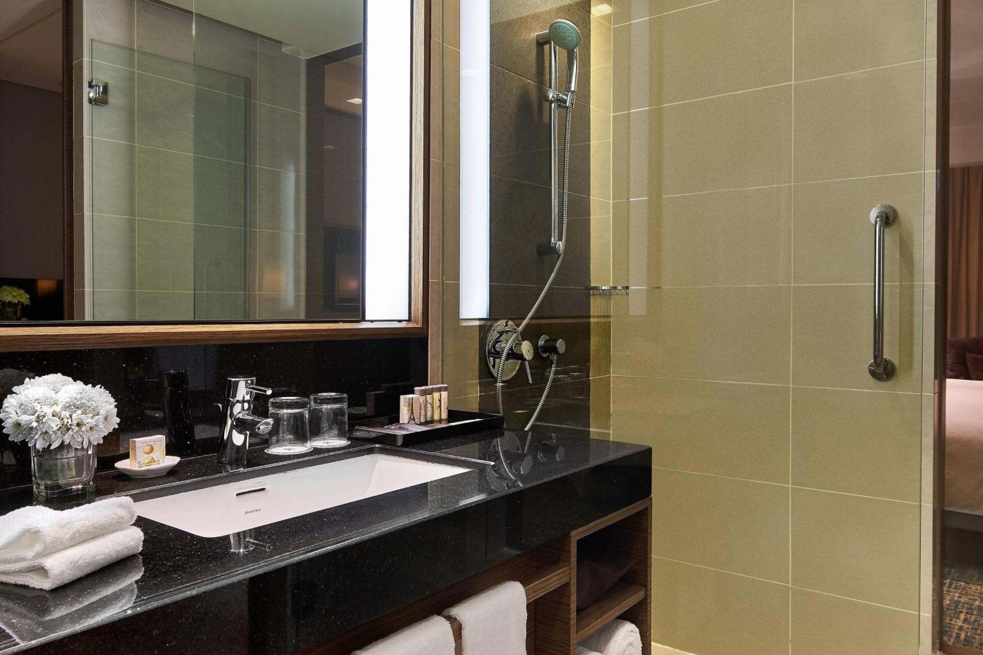 Renaissance Johor Bahru Hotel מראה חיצוני תמונה Bathroom