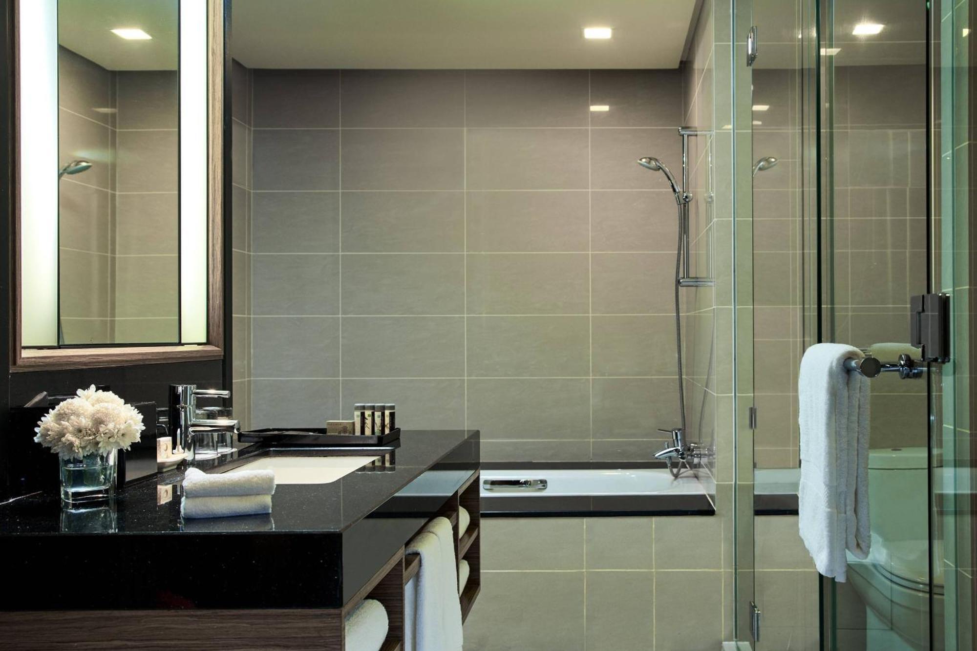 Renaissance Johor Bahru Hotel מראה חיצוני תמונה Bathroom
