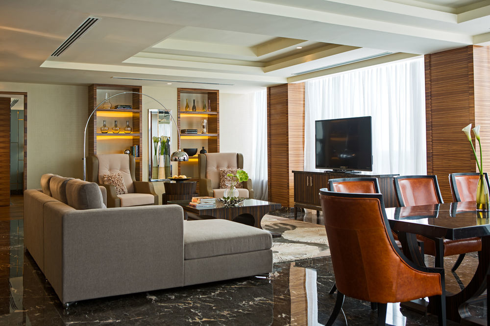 Renaissance Johor Bahru Hotel מראה חיצוני תמונה A living room in a suite at the hotel